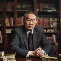 陈文远，打屁股小说创始人兼主编，中年男性，面容沉稳，坐在满是书籍的办公室内，展现出深厚的文学编辑背景与创业者气质